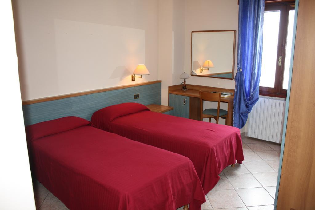 Albergo Ristorante Punta Dell'Est Clusane Exterior foto