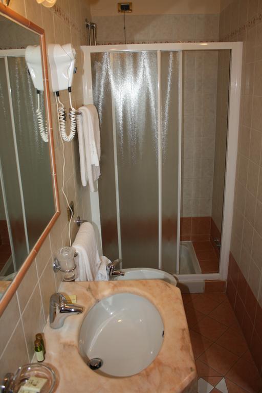 Albergo Ristorante Punta Dell'Est Clusane Habitación foto