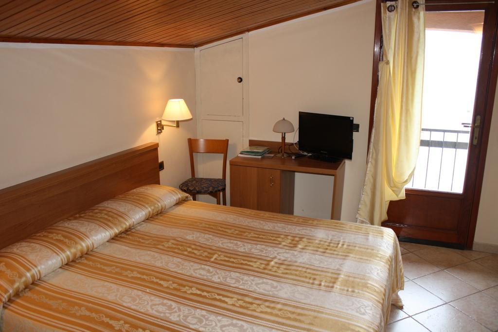 Albergo Ristorante Punta Dell'Est Clusane Exterior foto