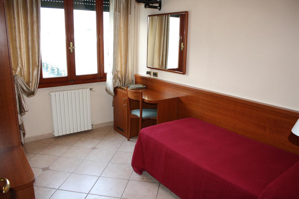 Albergo Ristorante Punta Dell'Est Clusane Habitación foto