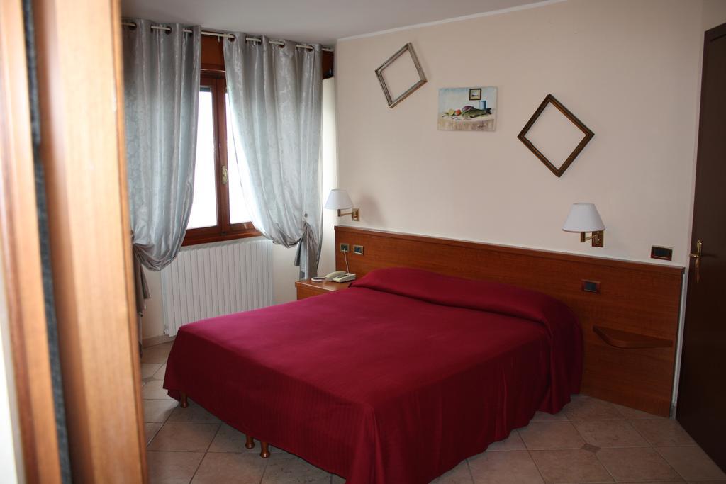 Albergo Ristorante Punta Dell'Est Clusane Exterior foto