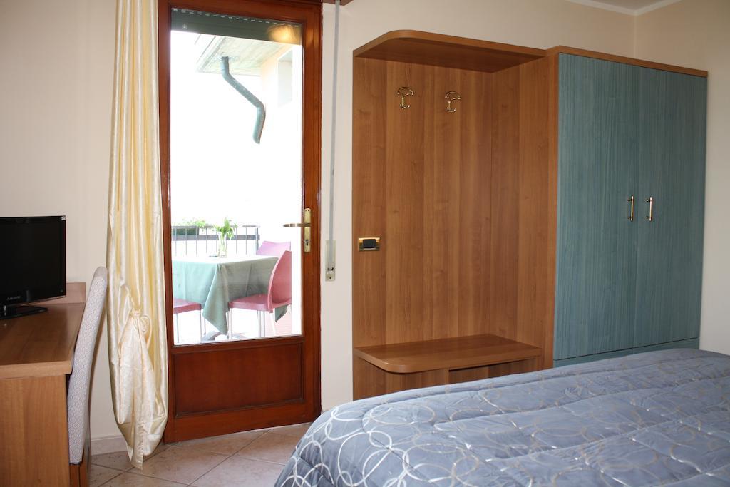 Albergo Ristorante Punta Dell'Est Clusane Habitación foto