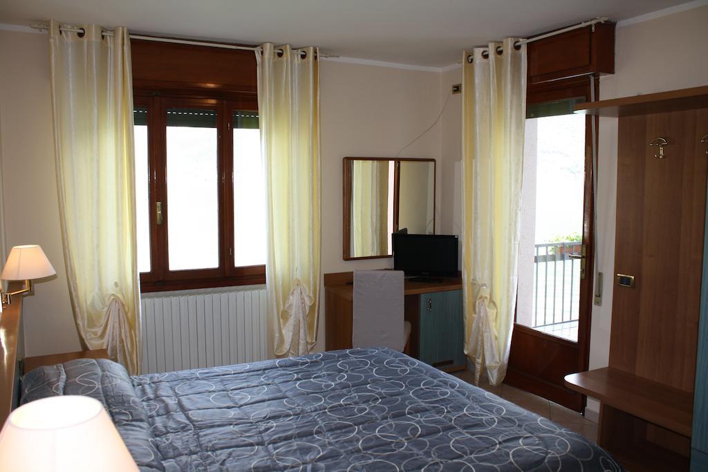 Albergo Ristorante Punta Dell'Est Clusane Exterior foto